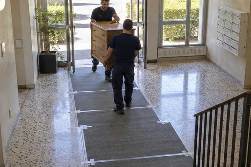 Hall protégé par des tapis : chantier Rue de l’Abreuvoir