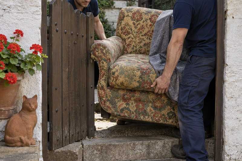 Fauteuil glissé par un portillon de cour : chantier Rue Charles Philippe Lemaire
