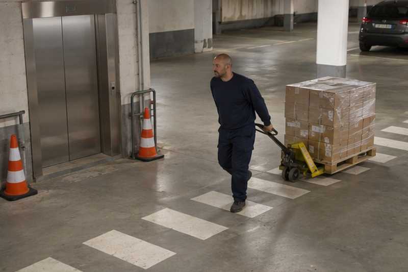 Transpalette dans une allée de parking : chantier Rue André Corouge