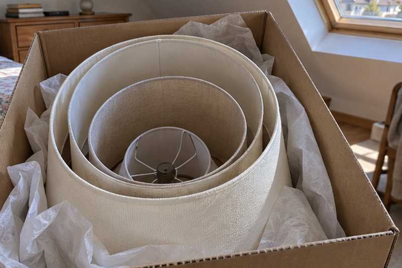 Abat-jour emboîtés dans un grand carton