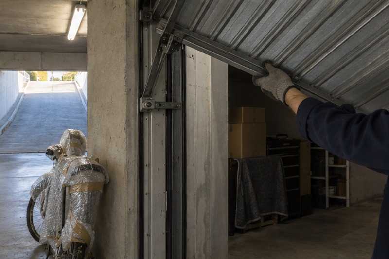 Porte de box levée au sous-sol : chantier Rue Armand Fabre