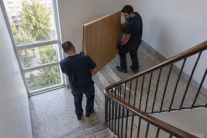 Panneau d’armoire dans une cage d’escalier : chantier Rue Arnold Schonberg