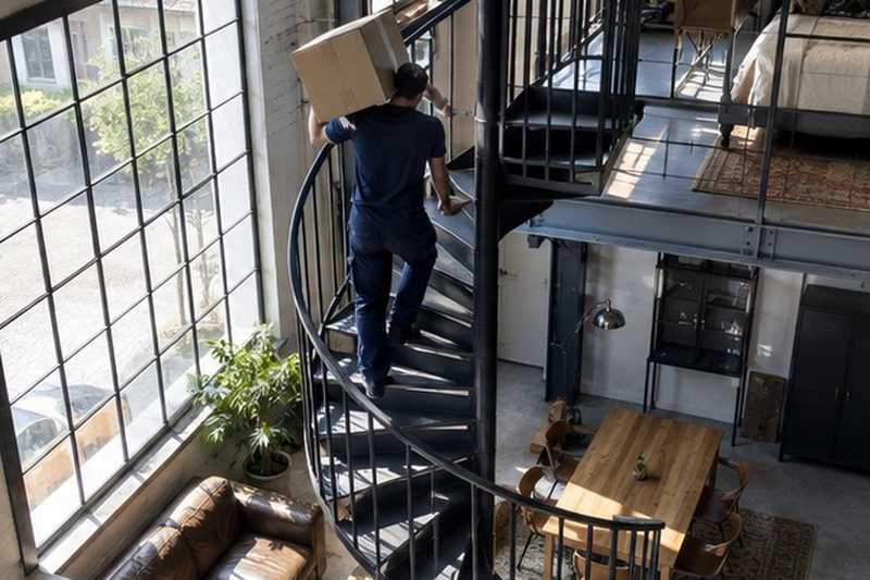 Escalier hélicoïdal vers une mezzanine : chantier Rue de Paris