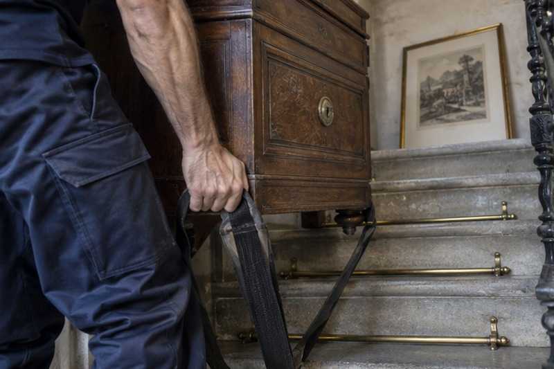Sangles de portage sur un escalier : chantier Rue Anatole France