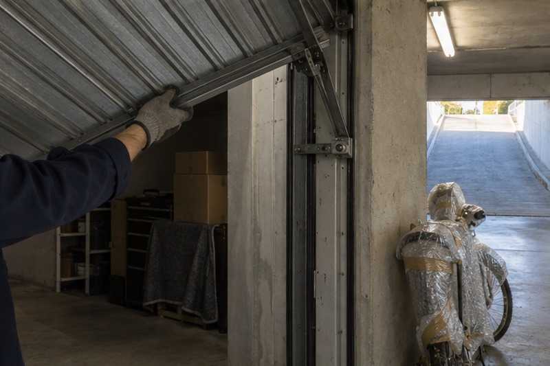 Porte de box levée au sous-sol : chantier Rue du Clos Belle