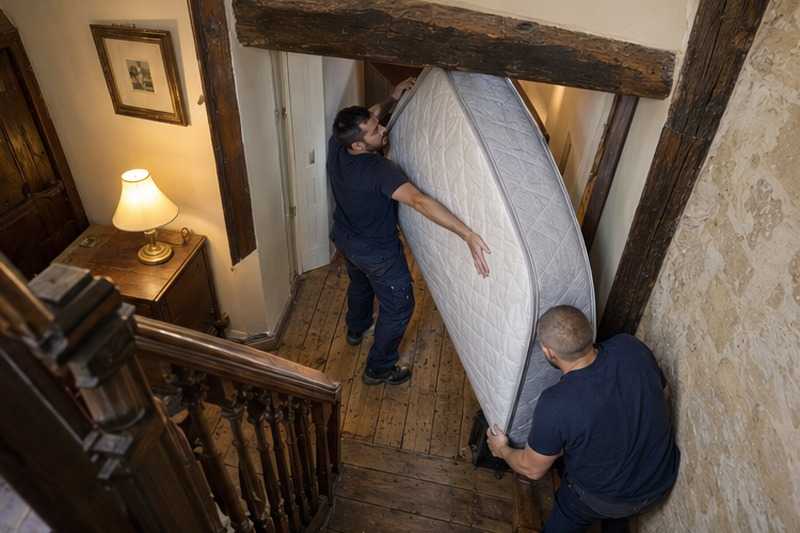 Matelas sous une porte basse : chantier Square de l’Oncle Archibald