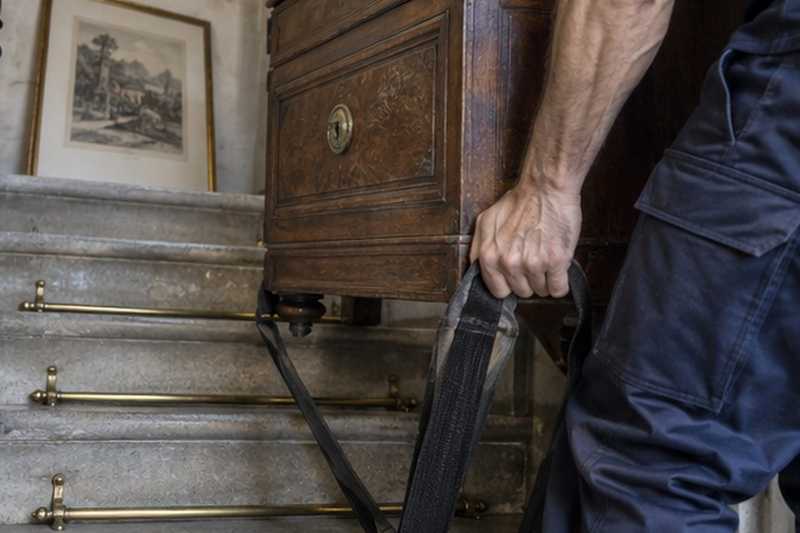 Sangles de portage sur un escalier : chantier Rue Caroline Berchère