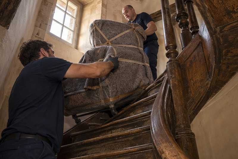 Chaise montée dans un escalier tournant : chantier Rue Clément Ader