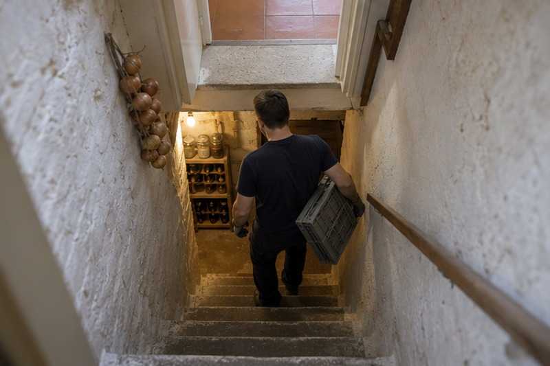 Descente vers une cave blanchie à la chaux : chantier Rue de l’Aune