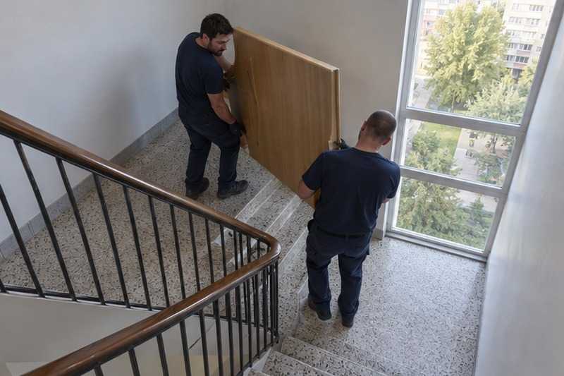 Panneau d’armoire dans une cage d’escalier : chantier Rue Alexander Fleming