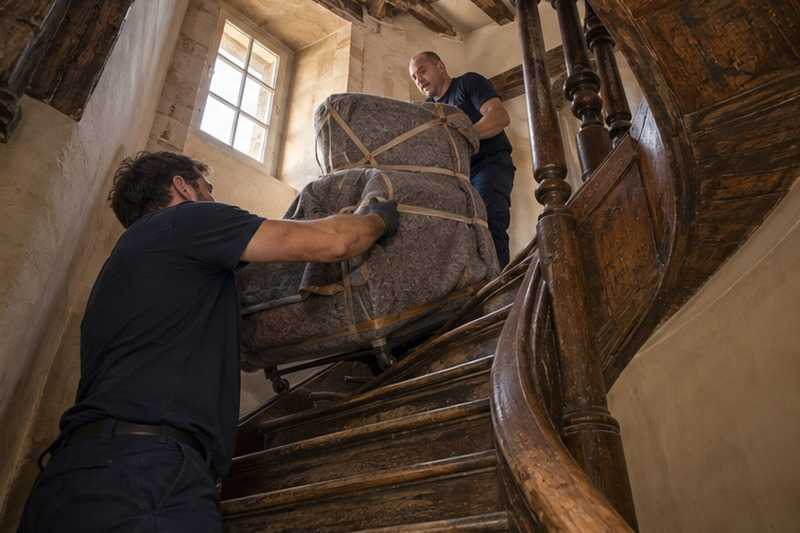 Chaise montée dans un escalier tournant : chantier Rue André Bernardeau