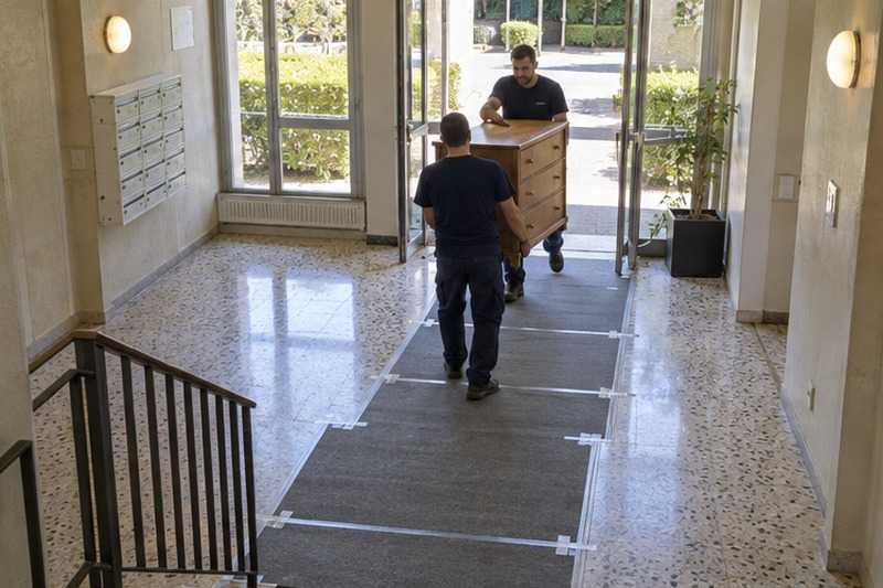 Hall protégé par des tapis : chantier Rue de la Croix Blanche