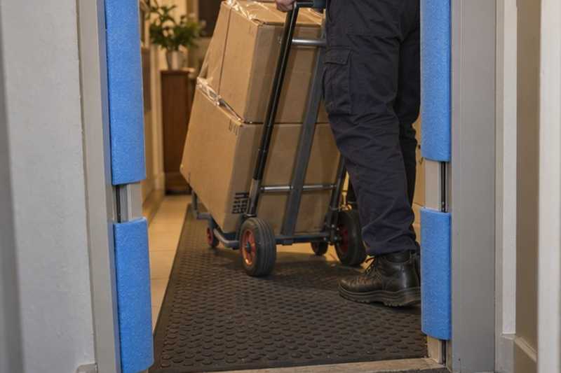 Cornières sur la porte du hall : chantier Rue de l’Église