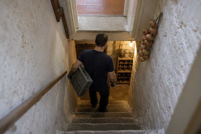 Descente vers une cave blanchie à la chaux : chantier Rue de l’Enfer