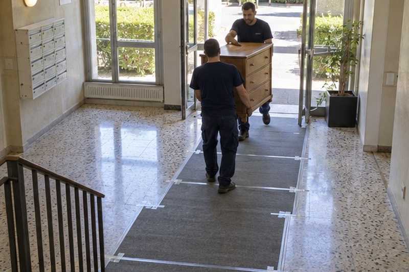 Hall protégé par des tapis : chantier Rue de Bir Hakeim