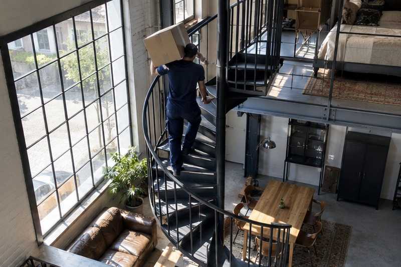 Escalier hélicoïdal vers une mezzanine : chantier Rue de la Ferme