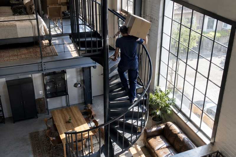 Escalier hélicoïdal vers une mezzanine : chantier Rue de la Closerie