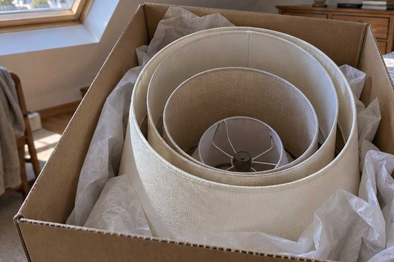 Abat-jour emboîtés dans un grand carton