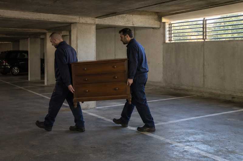 Commode portée entre les places vides : chantier Rue Albert-Fouilleret