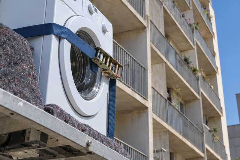 Machine à laver sanglée sur la plateforme : chantier Avenue Constance