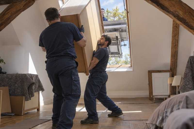 Panneau d’armoire par une fenêtre de toit