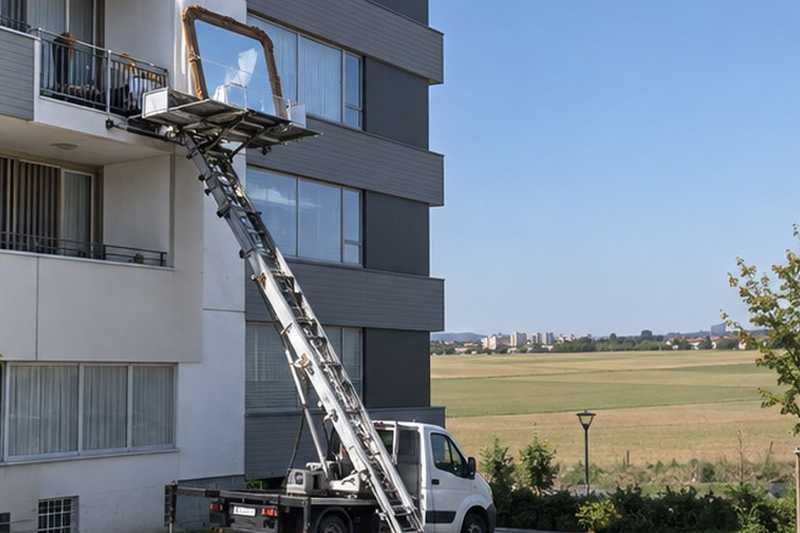 Miroir encadré monté le long d’une façade moderne : chantier Square de Fréjus