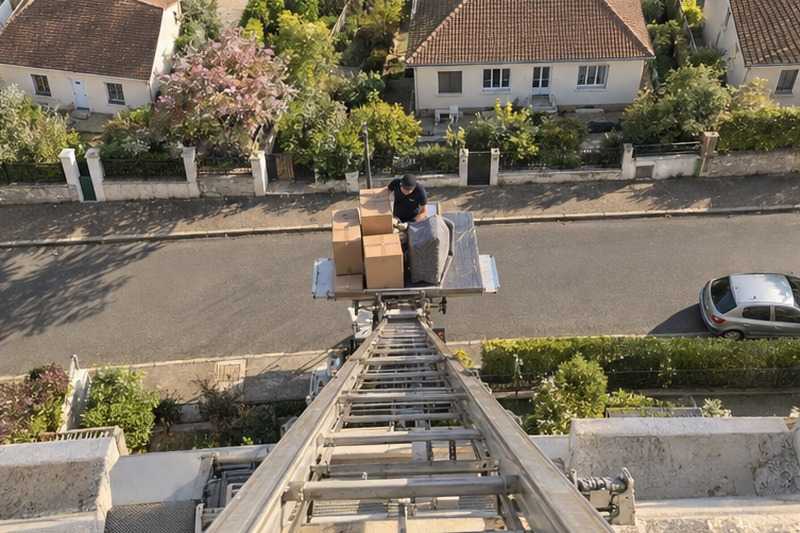 Vue plongeante sur le chargement du monte-meuble : chantier Rue Anatole France