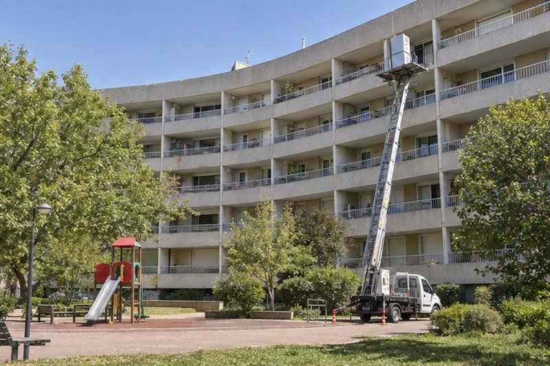 Réfrigérateur monté vers un balcon d’immeuble : chantier Rue du Docteur Morère