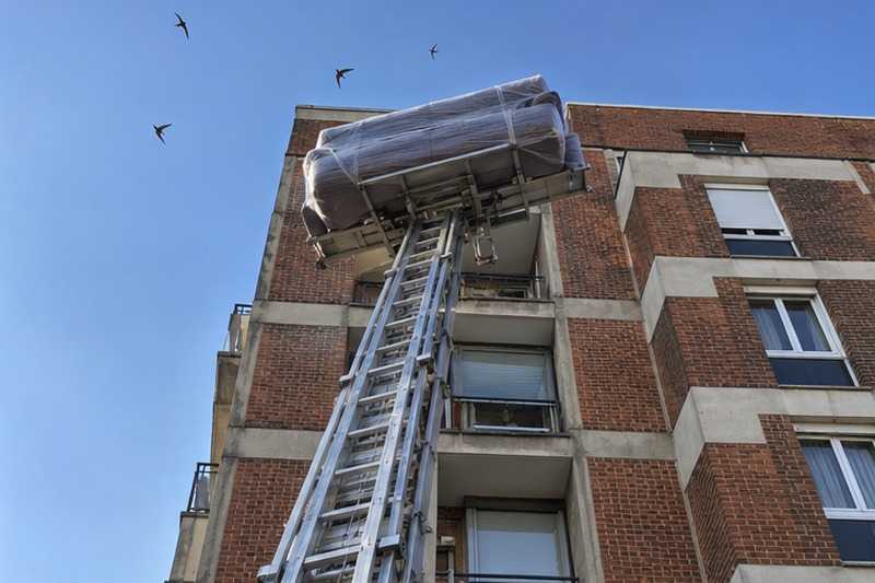 Canapé-lit monté au dernier étage : chantier Rue de l’Abreuvoir