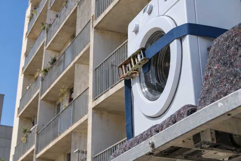 Machine à laver sanglée sur la plateforme : chantier Rue Pierre Médéric