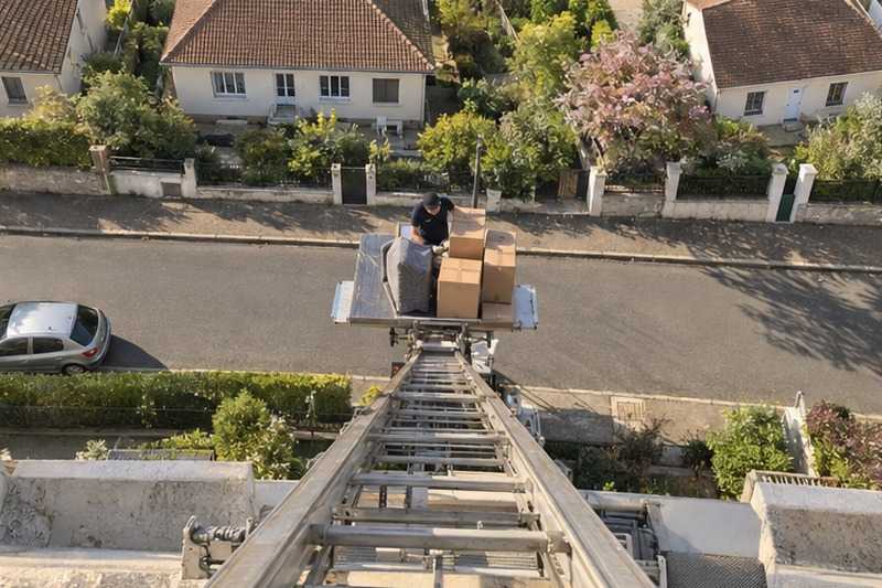 Vue plongeante sur le chargement du monte-meuble : chantier Grande Rue