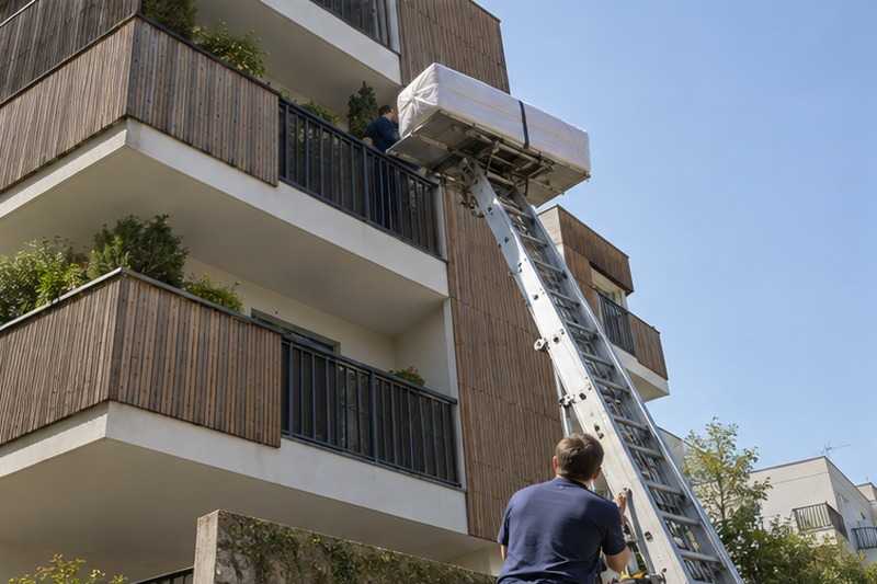 Matelas monté vers un balcon : chantier Avenue des Cerisiers