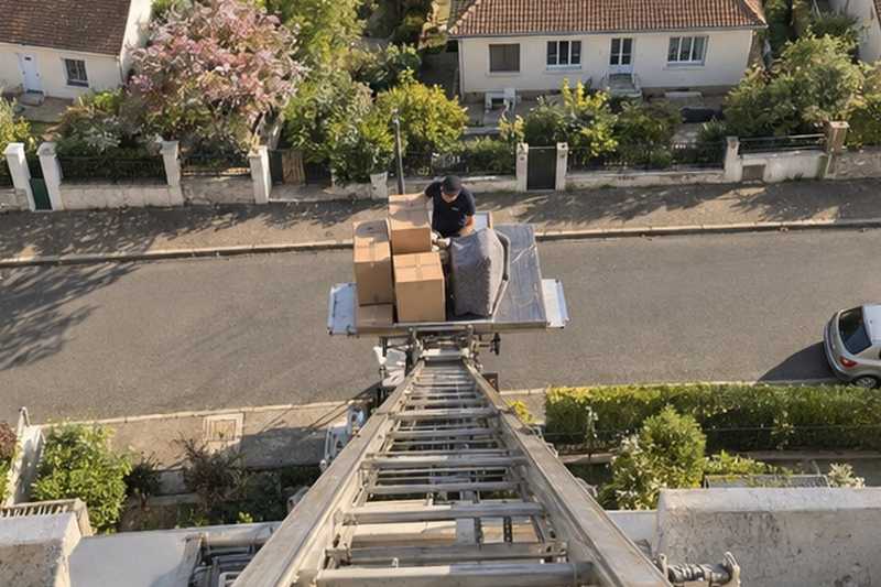 Vue plongeante sur le chargement du monte-meuble : chantier Avenue des Chênes